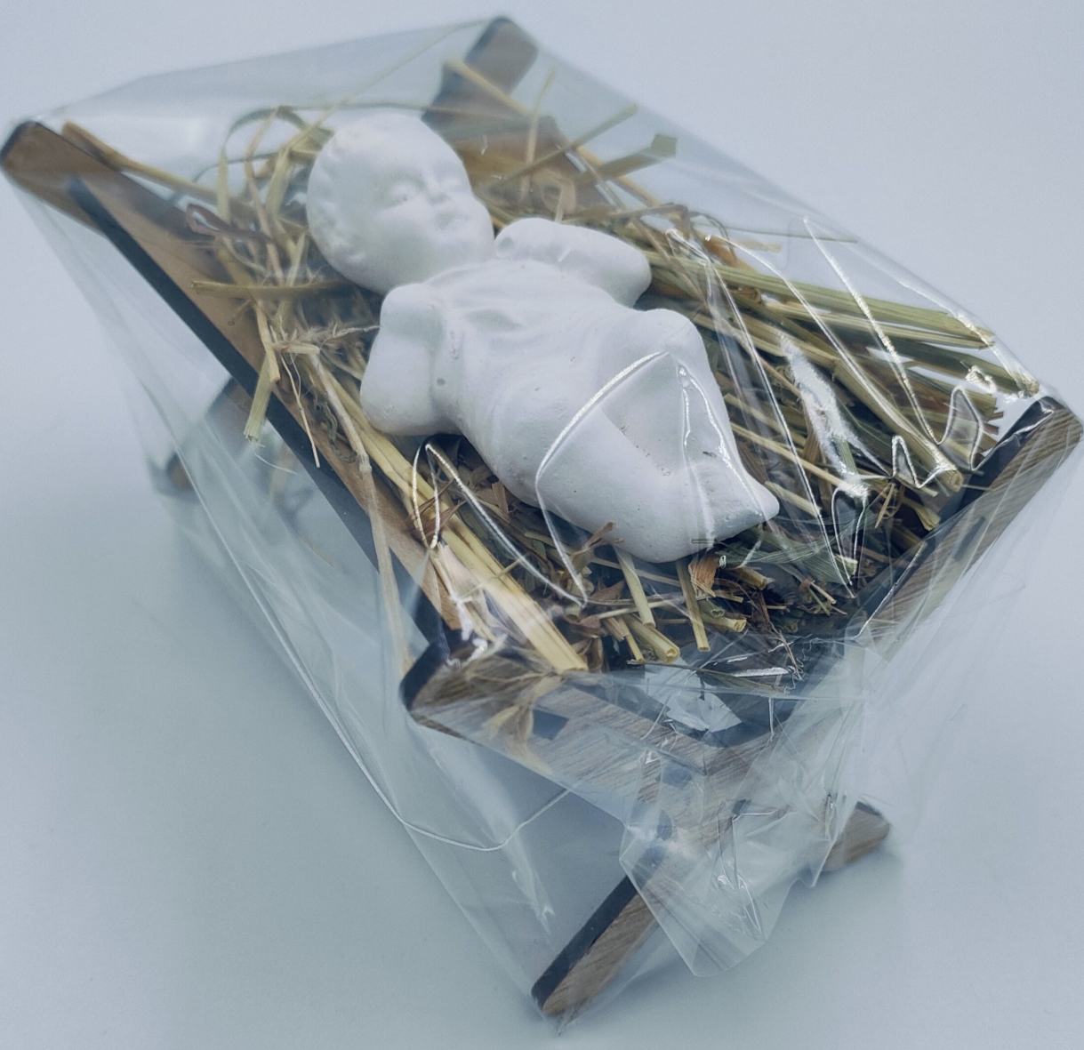 Dzieciątko Jezus w żłóbku z siankiem – figurka