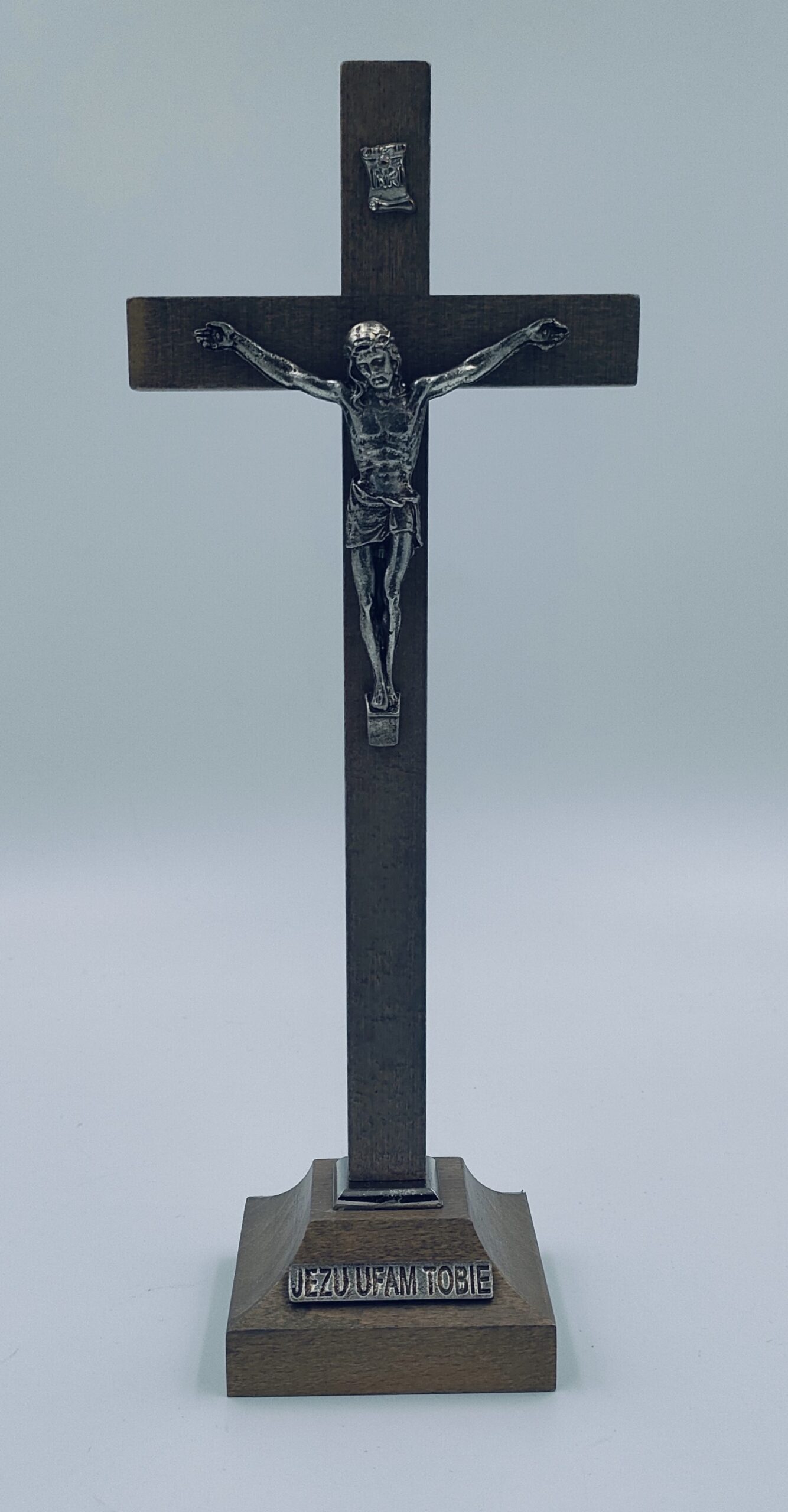 Krzyż stojący – drewniany z sentencją Jezu fam Tobie